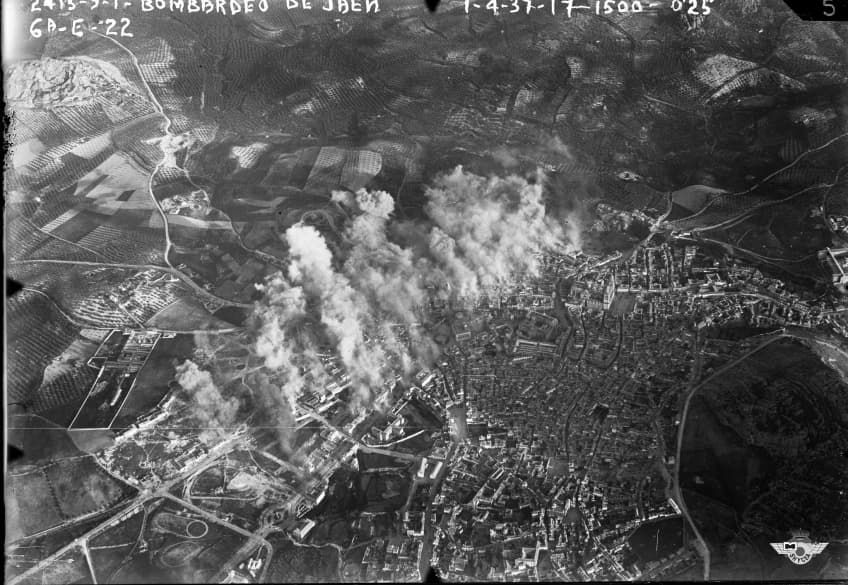 Vista aérea del bombardeo de Jaén, 1 de abril de 1937